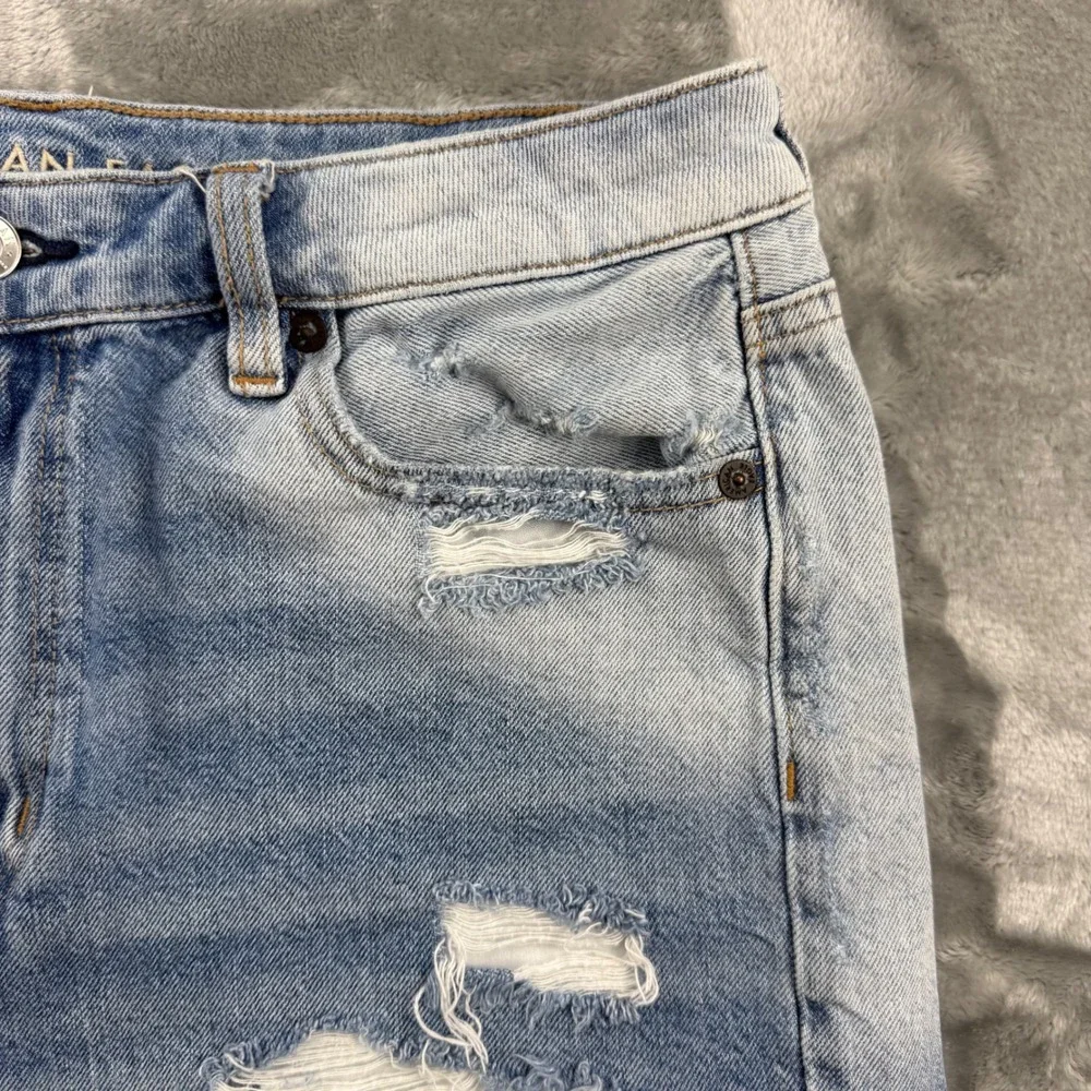 American Eagle Mom Short Distressed Denim Light Wash Size 10 High Rise Frayed - Picture 11 of 14